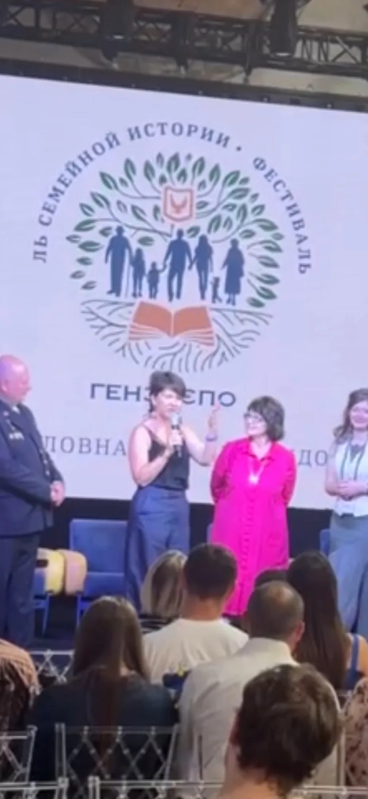 Сцена фестиваля, выступающая в малиновом на фоне логотипа