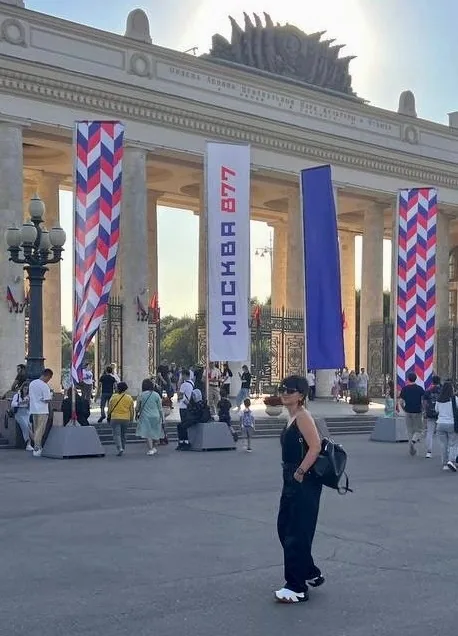 Автор у входа в Парк Горького с флагами «Москва 877»